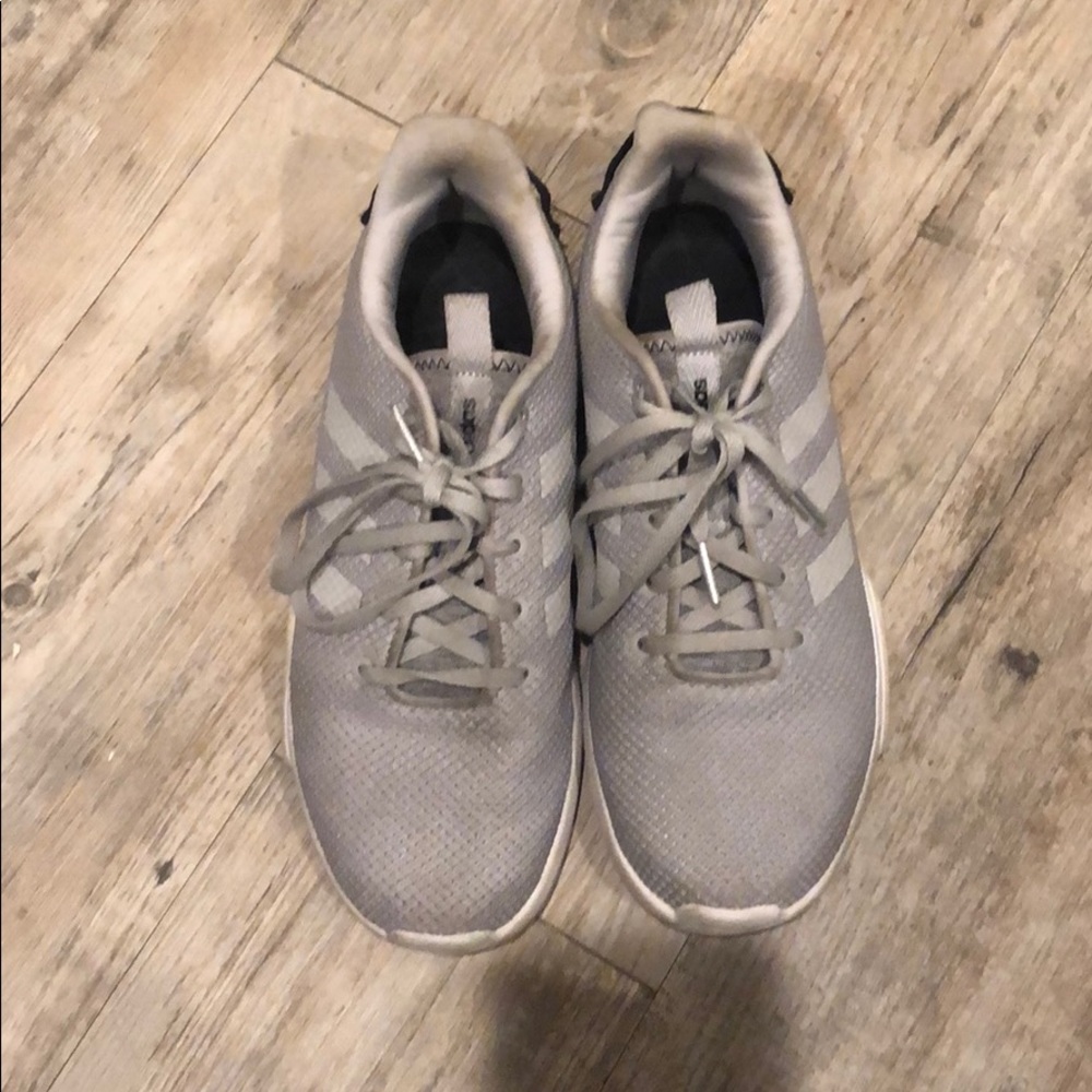 Tennis shoes